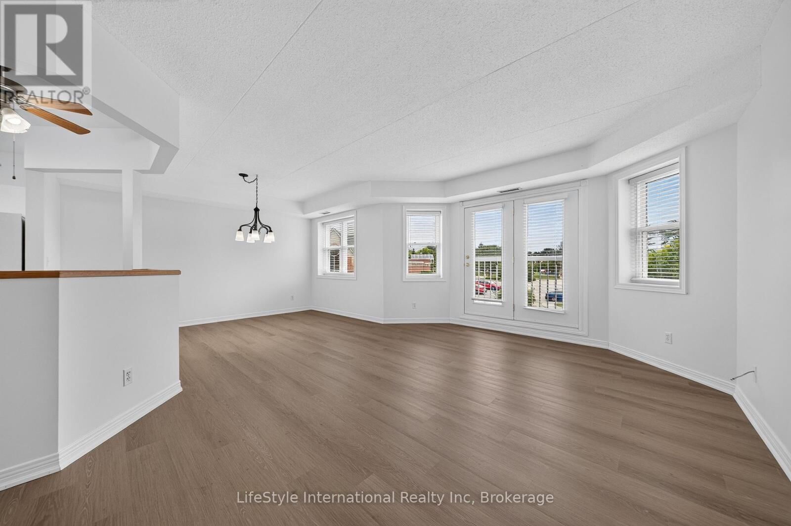 Property Photo:  208 Silvercreek Parkway North 205  ON N1H 8H2 