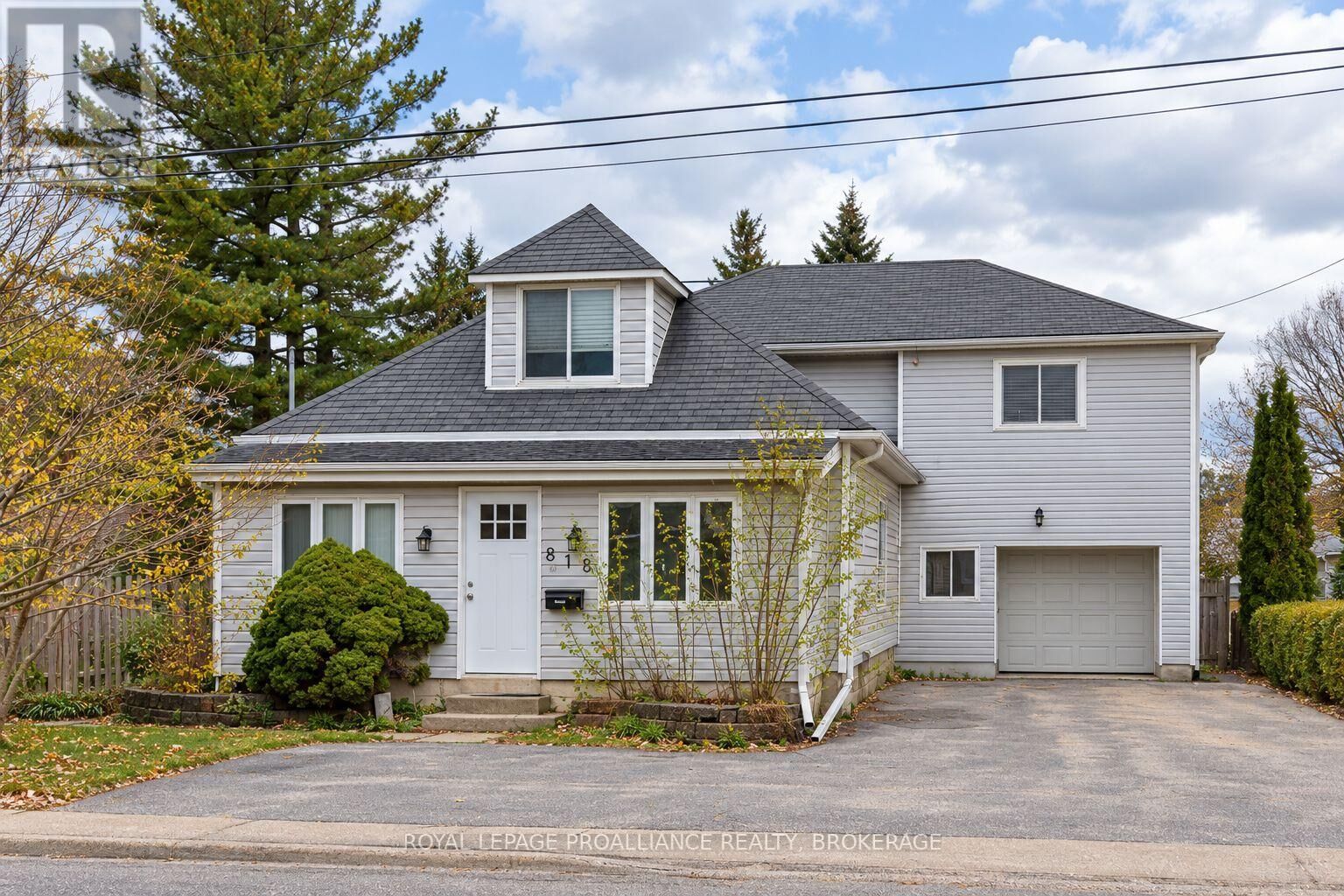 Property Photo:  818 Division Street  ON K7K 4C3 