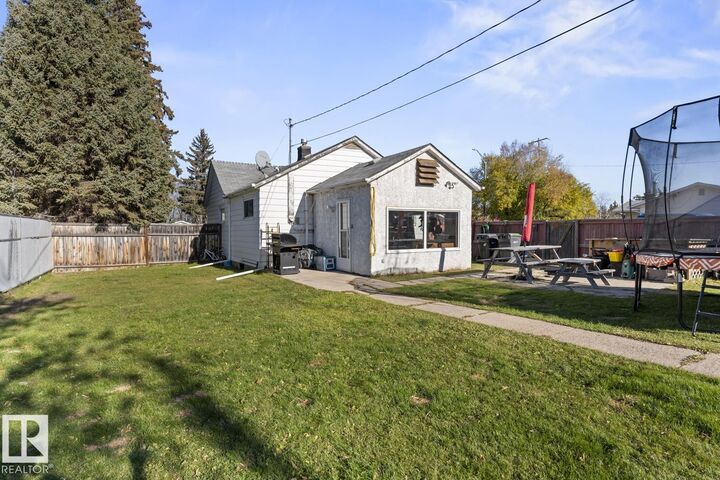 Property Photo: 601 16 Avenue AB T9M 1L4