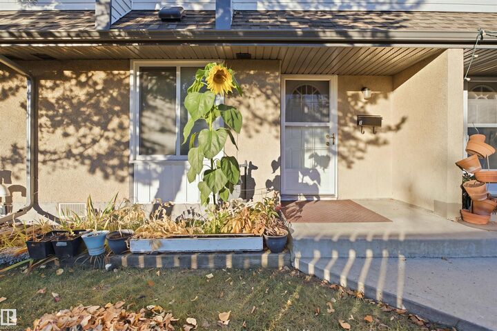 Property Photo:  7J Garden Grove NW  AB T6J 2L3 
