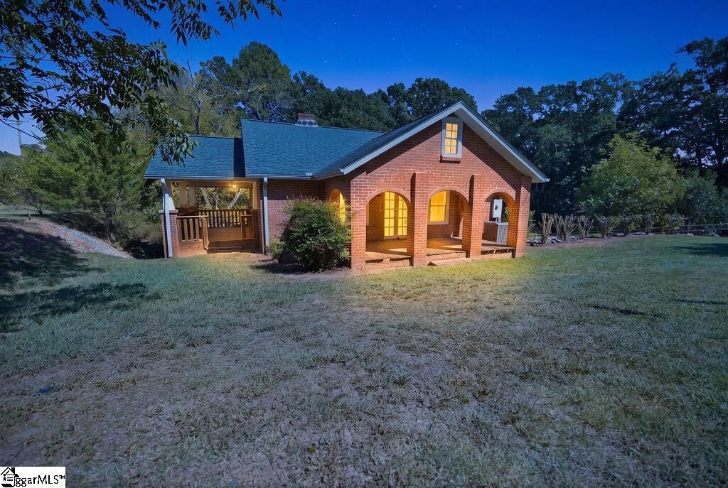 Property Photo:  403 S Pew Street  SC 29693 