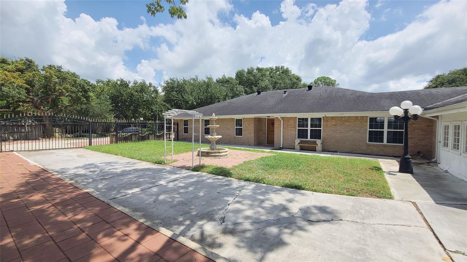Property Photo:  902 Ashford Parkway  TX 77077 