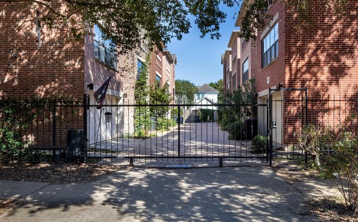 Property Photo:  429 W 26th Street F  TX 77008 