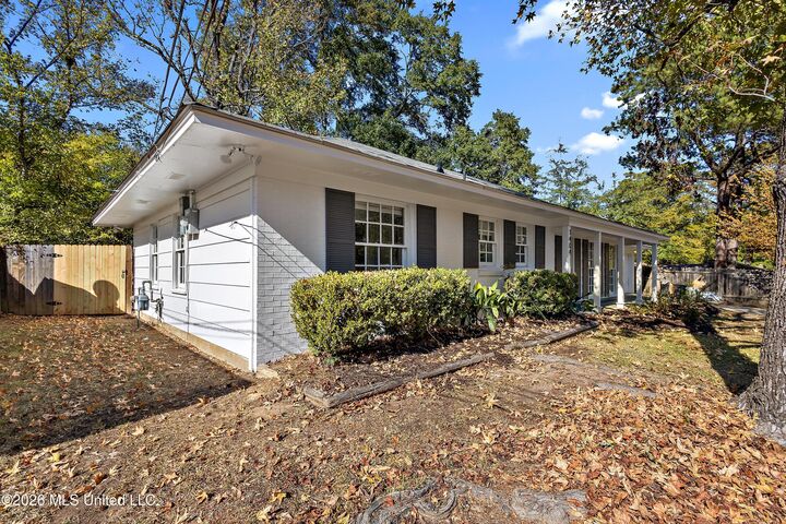 Property Photo:  1404 Plantation Boulevard  MS 39211 