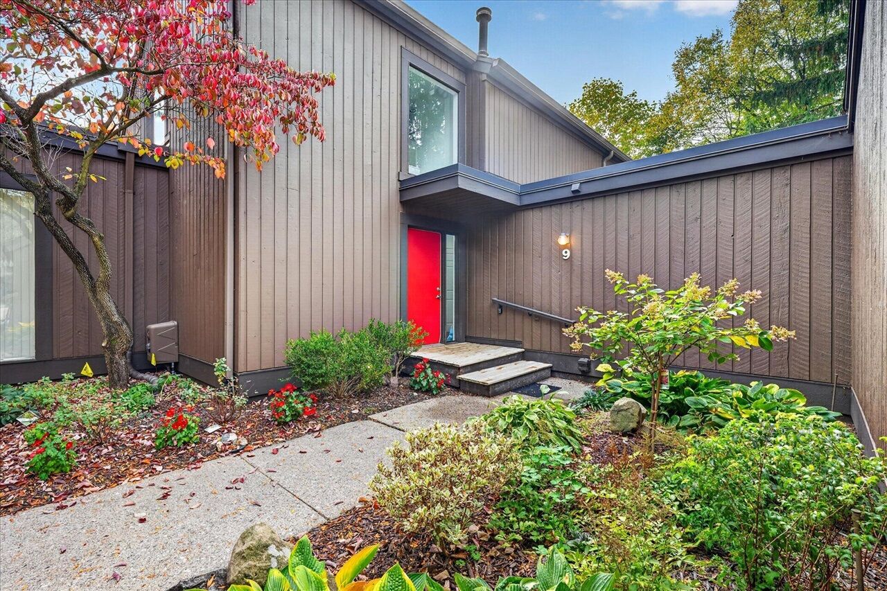 Property Photo:  9 Westbury Court  MI 48105-1411 
