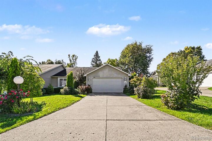 Property Photo:  5566 Hickory Circle  MI 48433 2454 