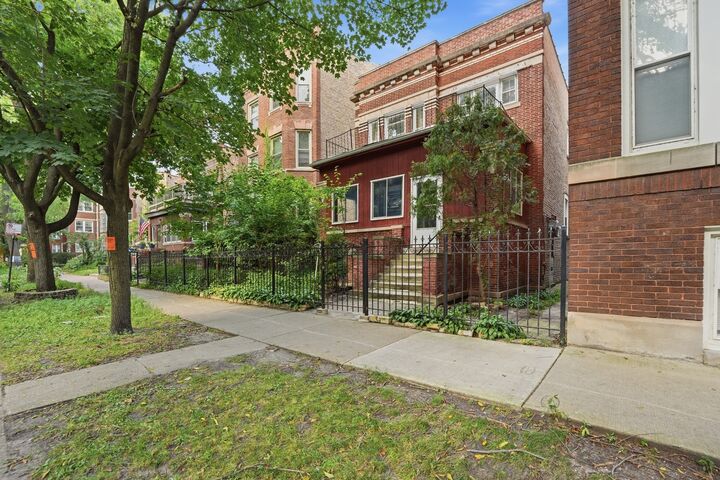 Property Photo: 6311 N Lakewood Avenue IL 60660