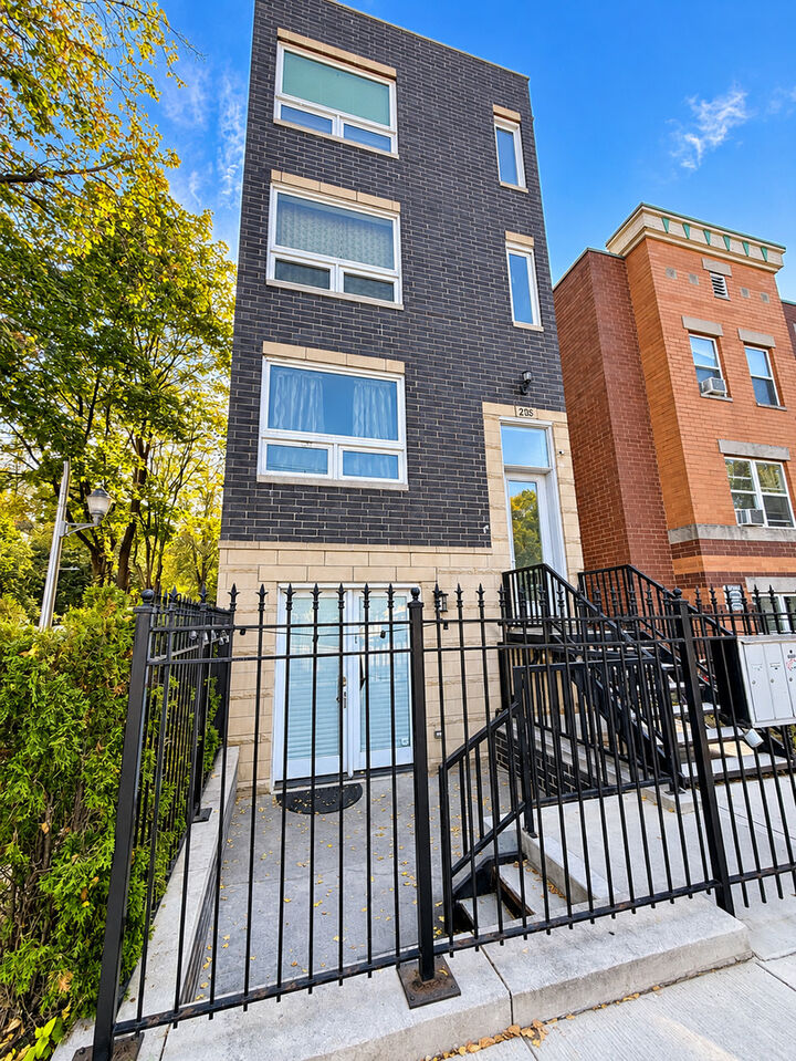 Property Photo:  2135 W Adams Street 1  IL 60612 