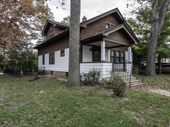 Property Photo:  325 N Jackson Street  IL 60085 