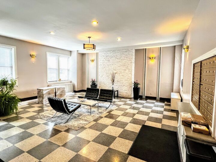 Property Photo:  3933 N Clarendon Avenue 701ph  IL 60613 