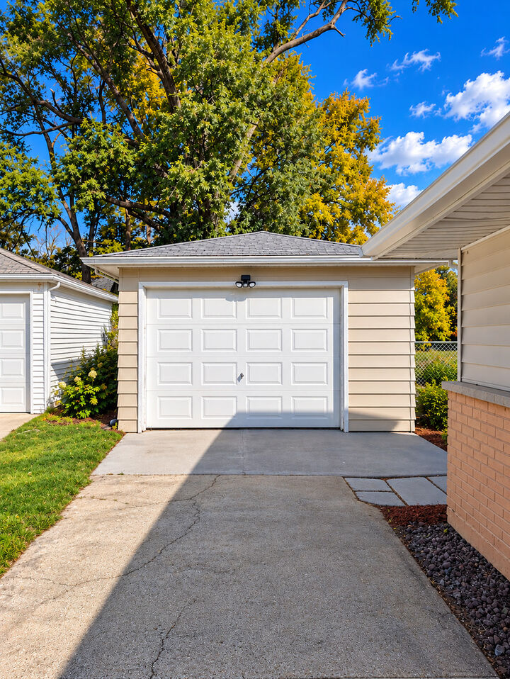 Property Photo:  306 Sauganash Street  IL 60466 