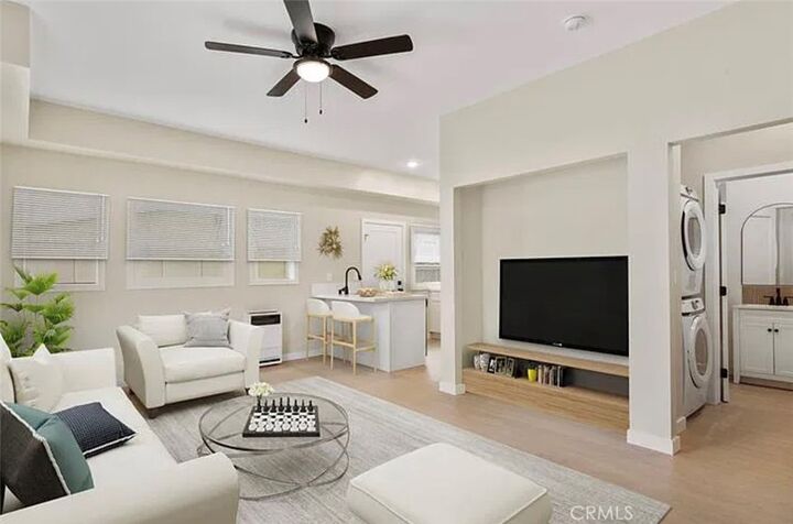 Property Photo:  1220 E 1st St 5  CA 90802 
