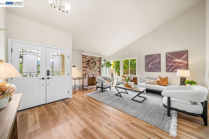 Property Photo: 4 Woodview Ct CA 94582