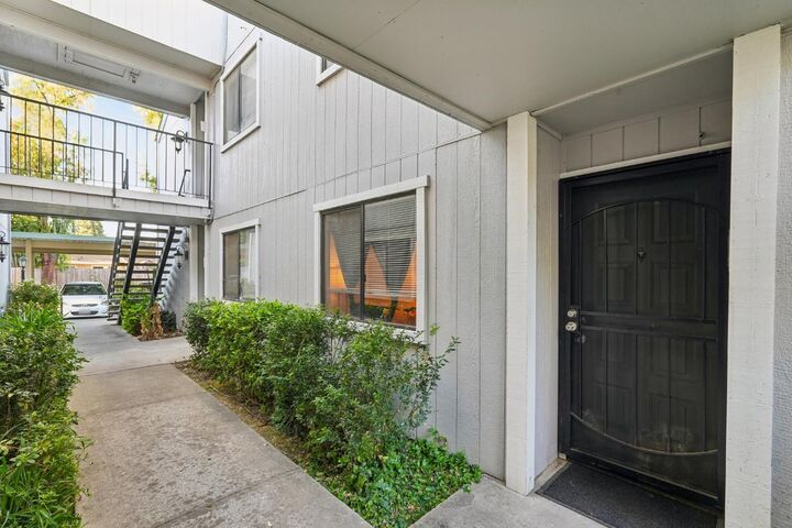 Property Photo: 250 Del Verde Circle 5 CA 95833