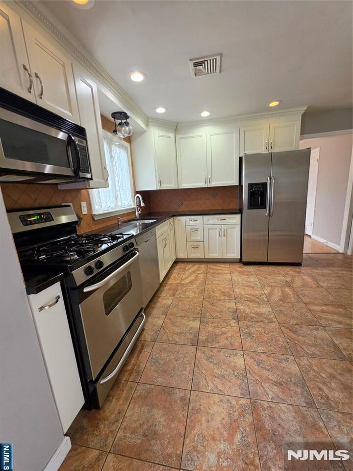 Property Photo:  15 Sweetwood Court  NJ 07054 