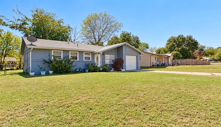 Property Photo: 8829 Easley Street TX 76108