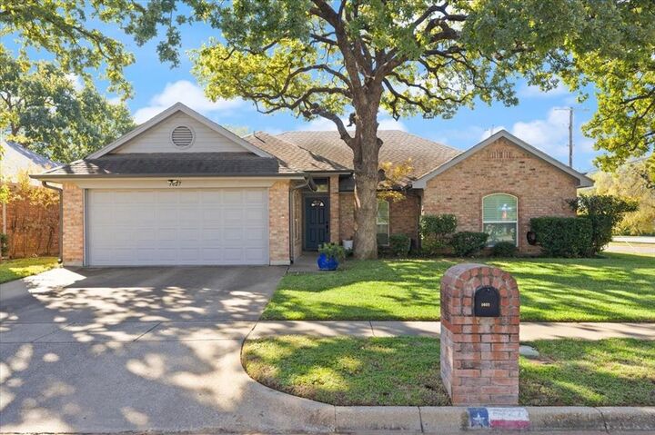 Property Photo: 1027 Hunter Ridge Drive TX 76013