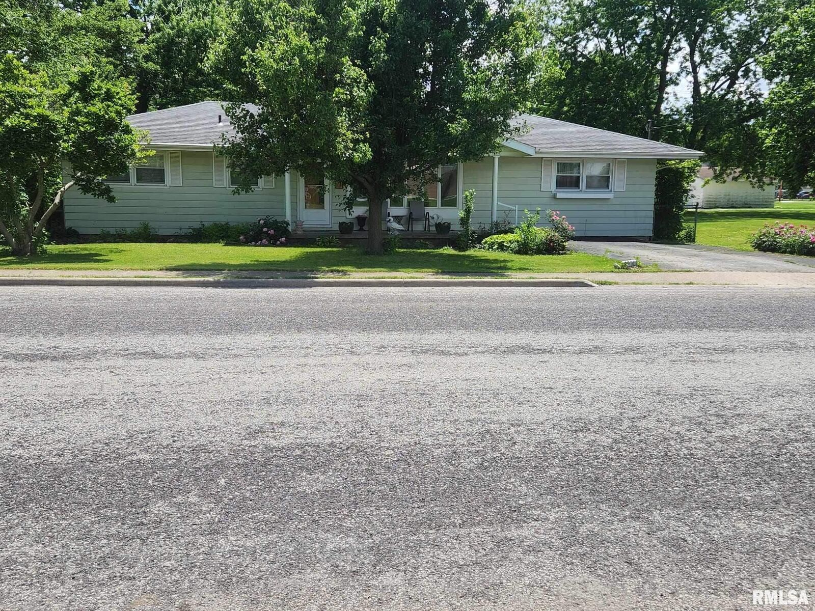 Property Photo: 518 E Bidwell Street IL 62568