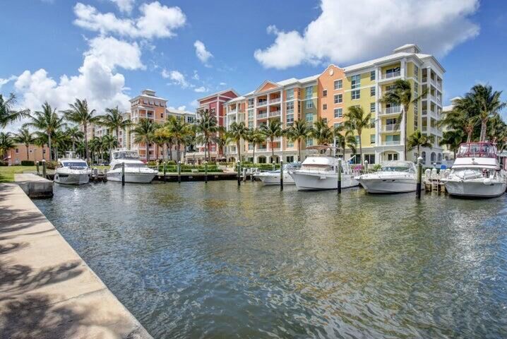 Property Photo: 806 E Windward Way 301 FL 33462