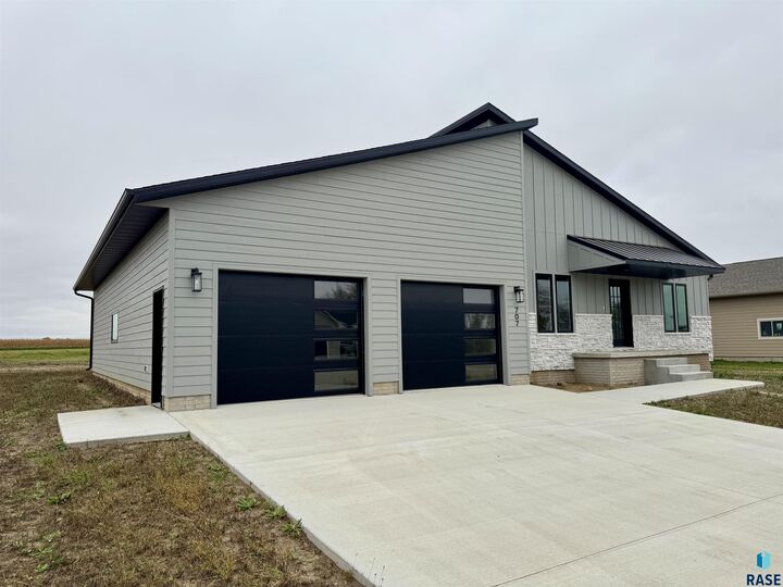 Property Photo:  707 Mill Pond Rd  IA 51246 