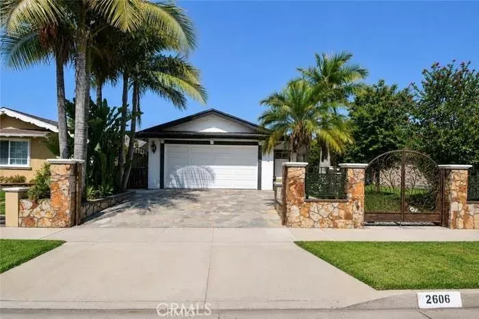 Property Photo:  2606 S Poplar St  CA 92704 