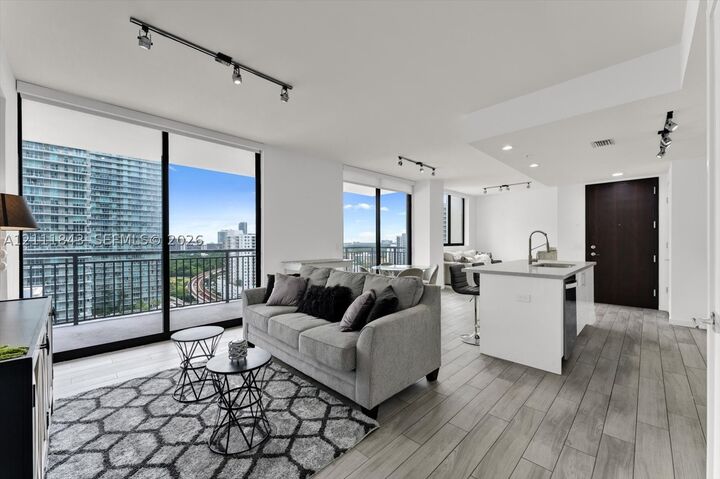 Property Photo:  999 SW 1st Ave 1903  FL 33130 
