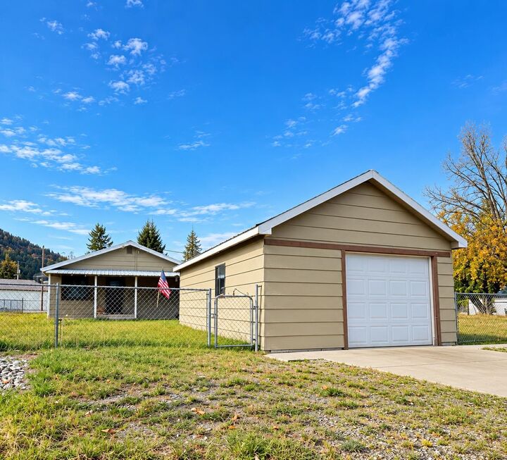 Property Photo:  109 E Blackwell St  WA 99139 