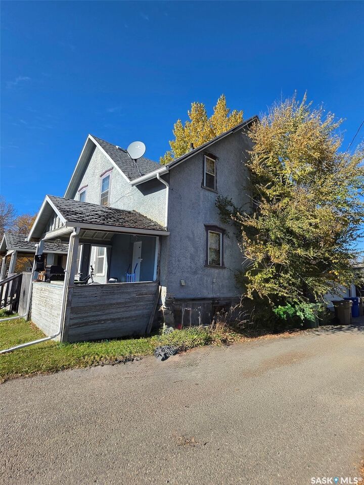Property Photo:  722 17th Avenue  SK S4N 0Z4 
