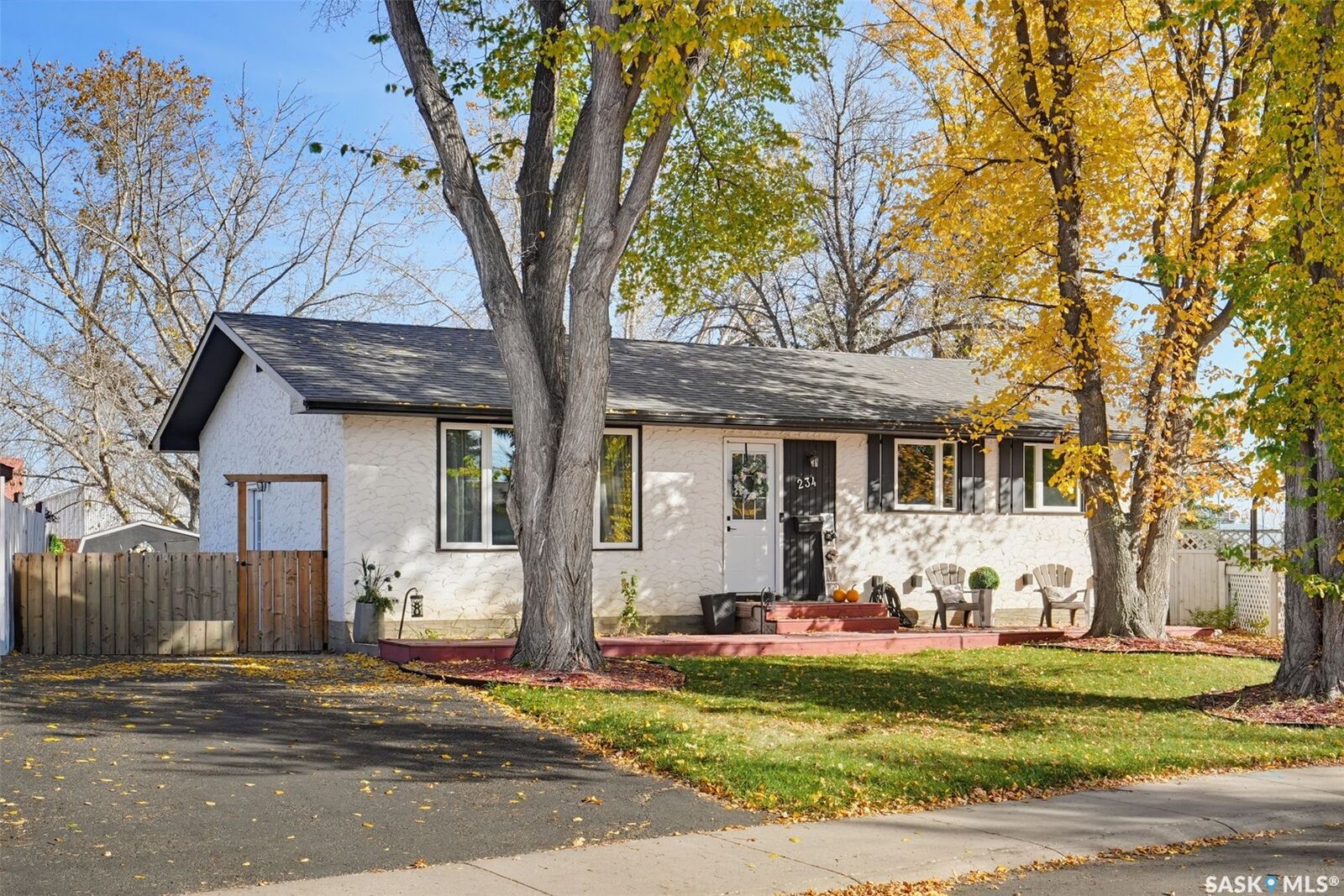 Property Photo: 234 Haviland Crescent SK S7L 5A7