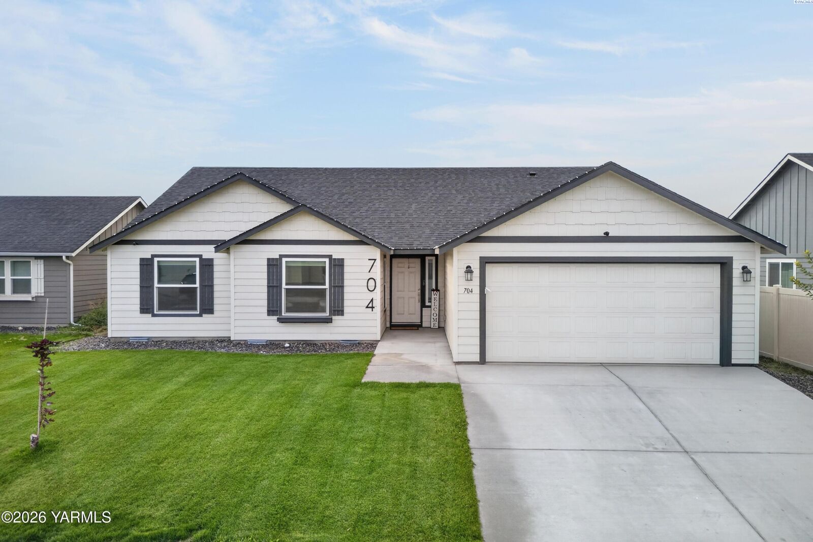 Property Photo:  704 Regina Pl  WA 98930 