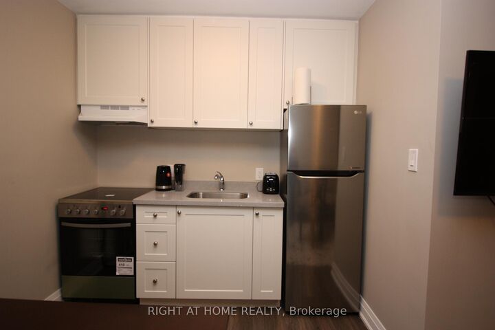Property Photo: 2 Glen Gordon Road 5 ON M6P 1B8