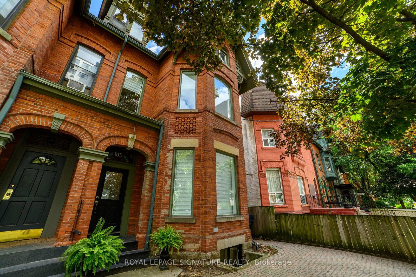 Property Photo:  103 Gloucester Street Main  ON M4Y 1M2 