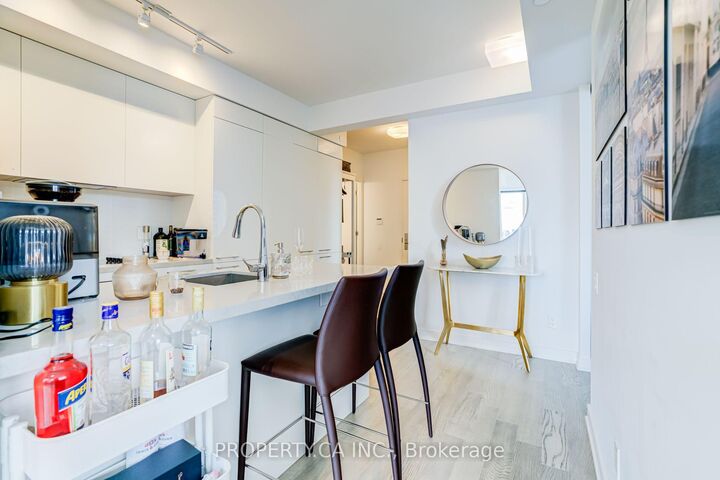 Property Photo:  3 Gloucester Street 1709  ON M4Y 0C6 