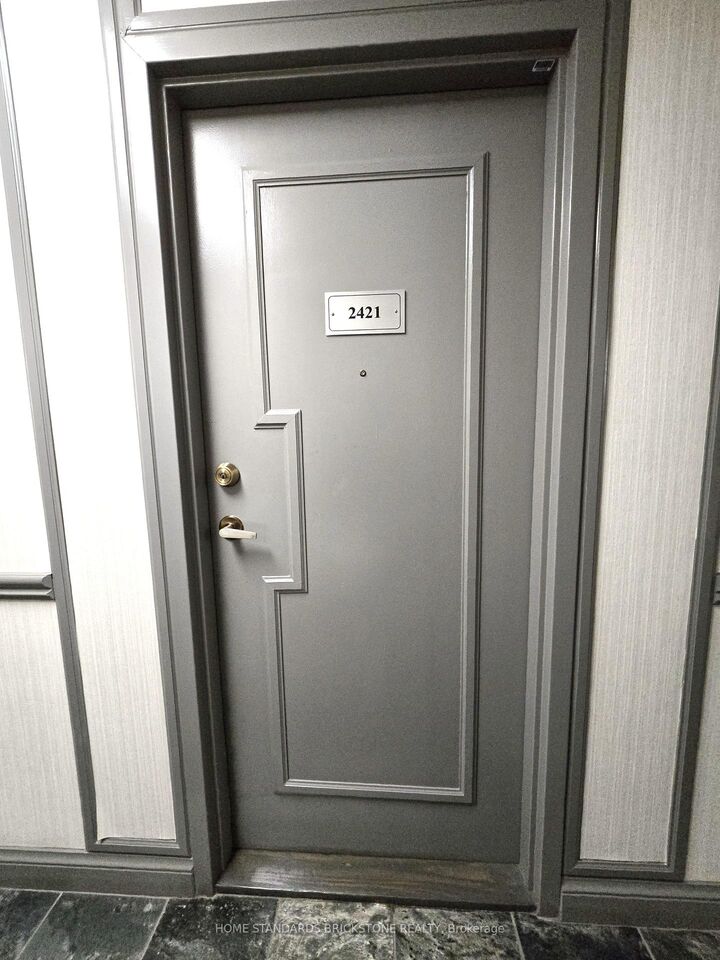Property Photo:  633 Bay Street 2421  ON M5G 2G4 