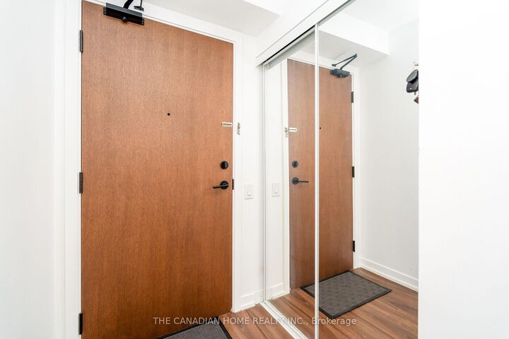 Property Photo:  4065 Confederation Parkway 1412  ON L5B 0L4 