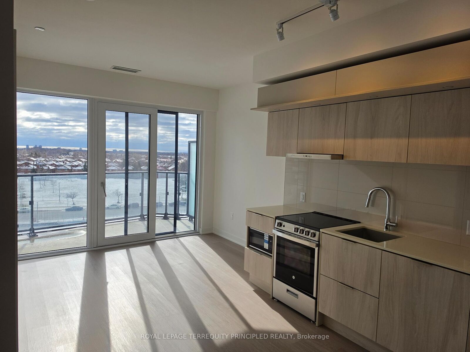 Property Photo:  448 Burnhamthorpe Road W 517  ON L5B 0R4 