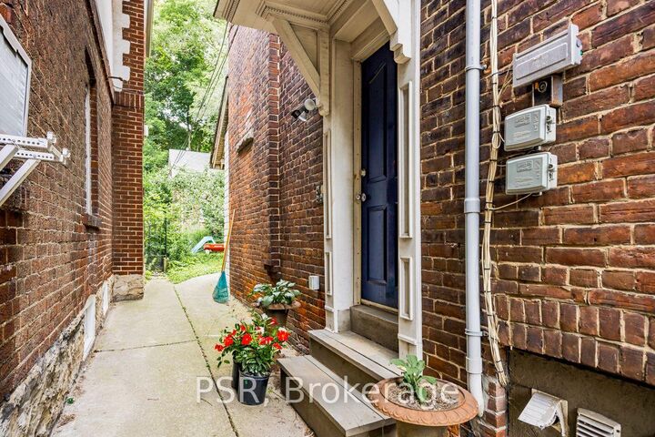 Property Photo: 483 Parkside Drive 2B ON M6R 2Z9