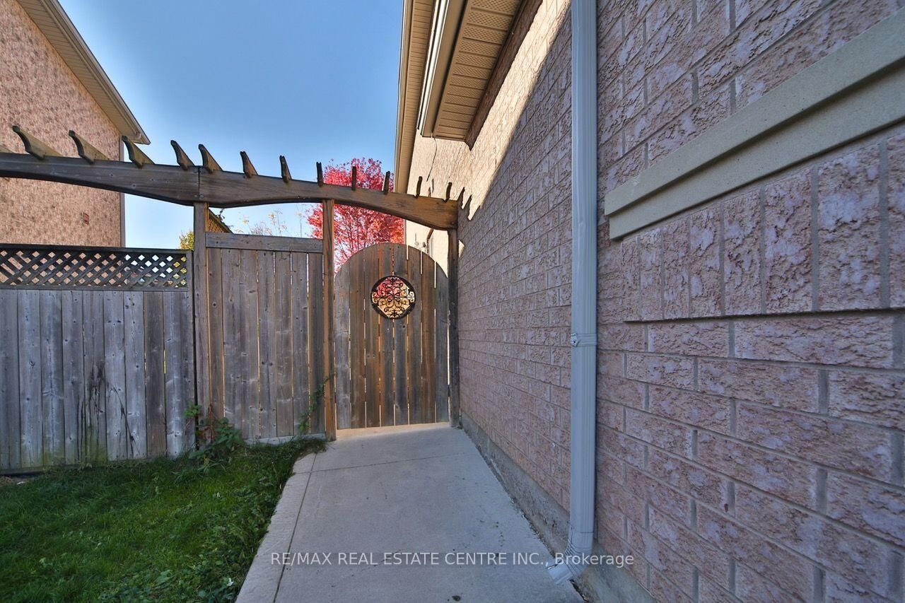 Property Photo:  66 Mistdale Crescent Bsmt  ON L7A 1S1 