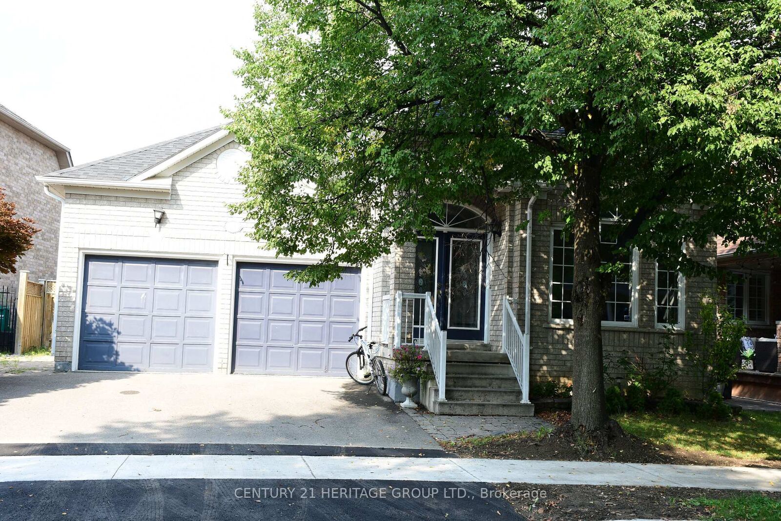 Property Photo:  116 Marbella Road Lower  ON L4H 1L4 