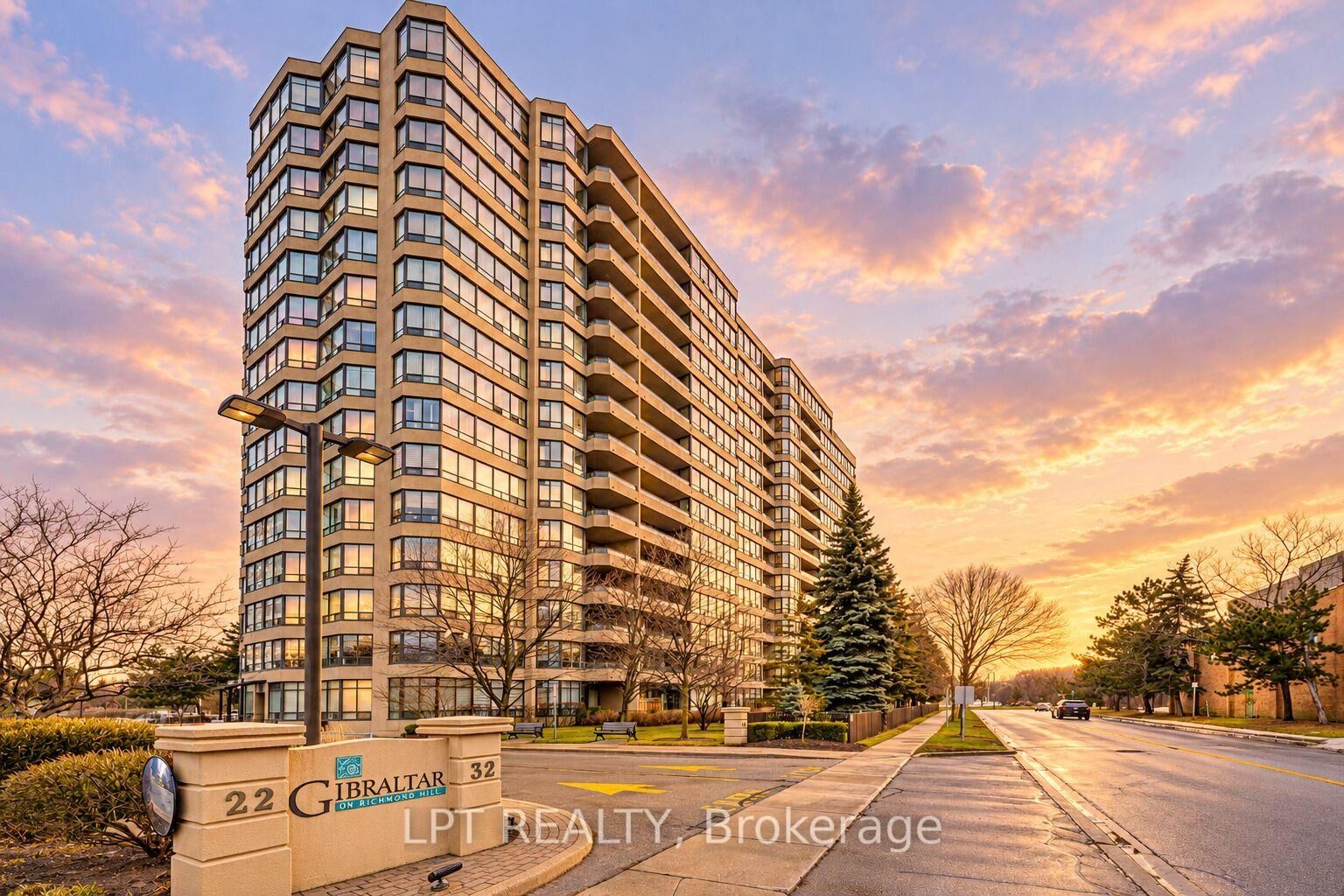 Property Photo:  32 Clarissa Drive 521  ON L4C 9R7 