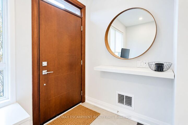 Property Photo:  39 Robinson Street N 10  ON L3M 3C8 