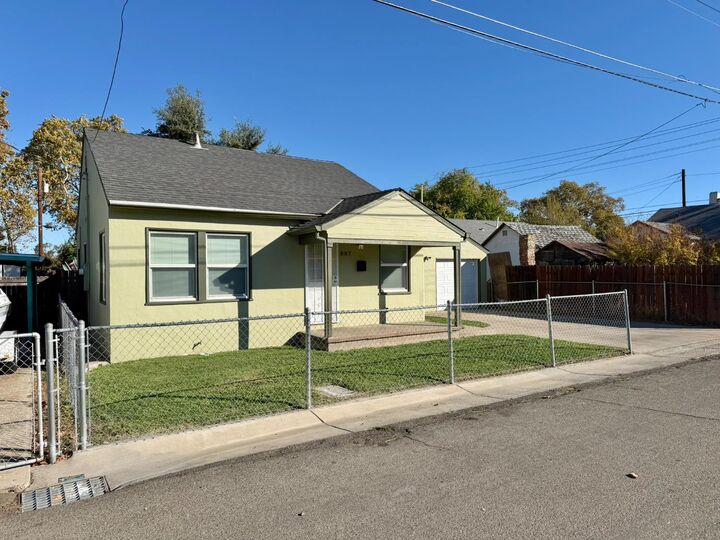 Property Photo:  887 Edgewood Avenue  CA 95815 