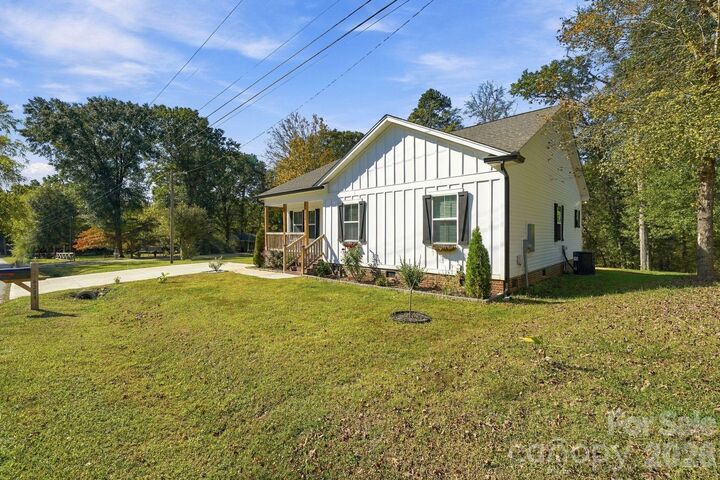 Property Photo: 4224 Pebblebrook Circle NC 28027