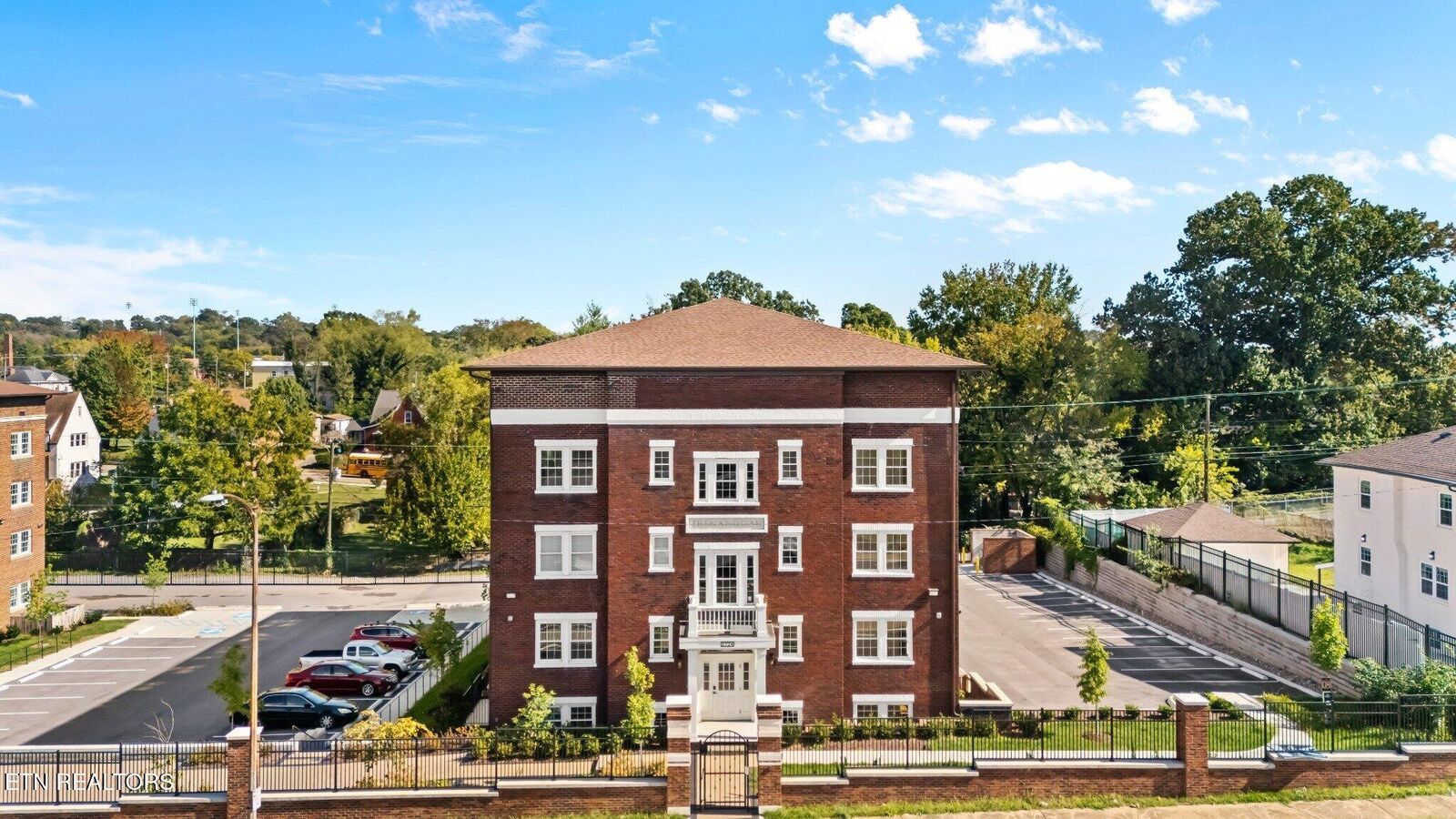 Property Photo: 2724 E Magnolia Ave 303 TN 37914