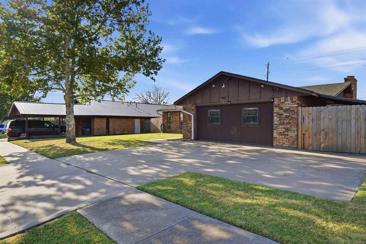 Property Photo:  5320 NW Rotherwood Dr  OK 73505 