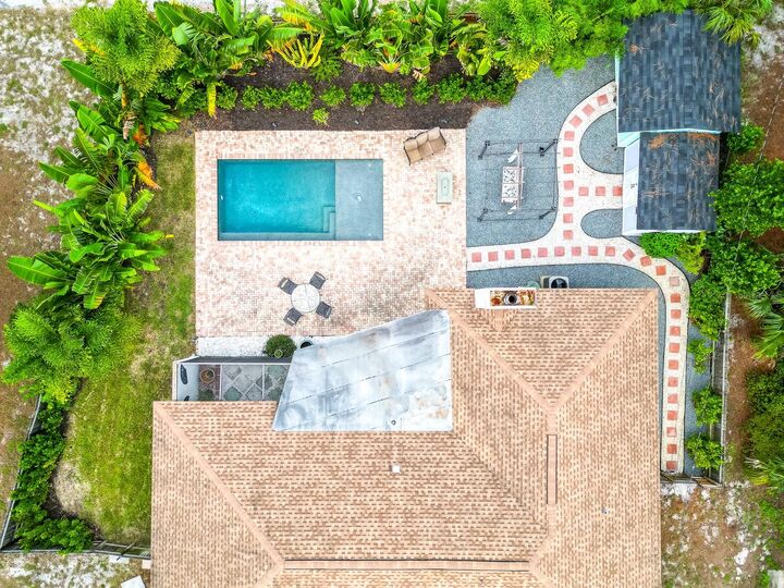 Property Photo: 4400 Columbus Way S FL 33712