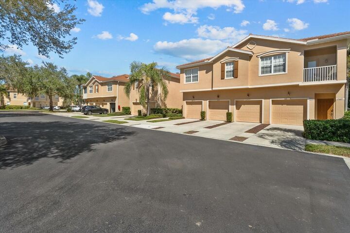 Property Photo: 3623 Parkridge Circle 11-104 FL 34243