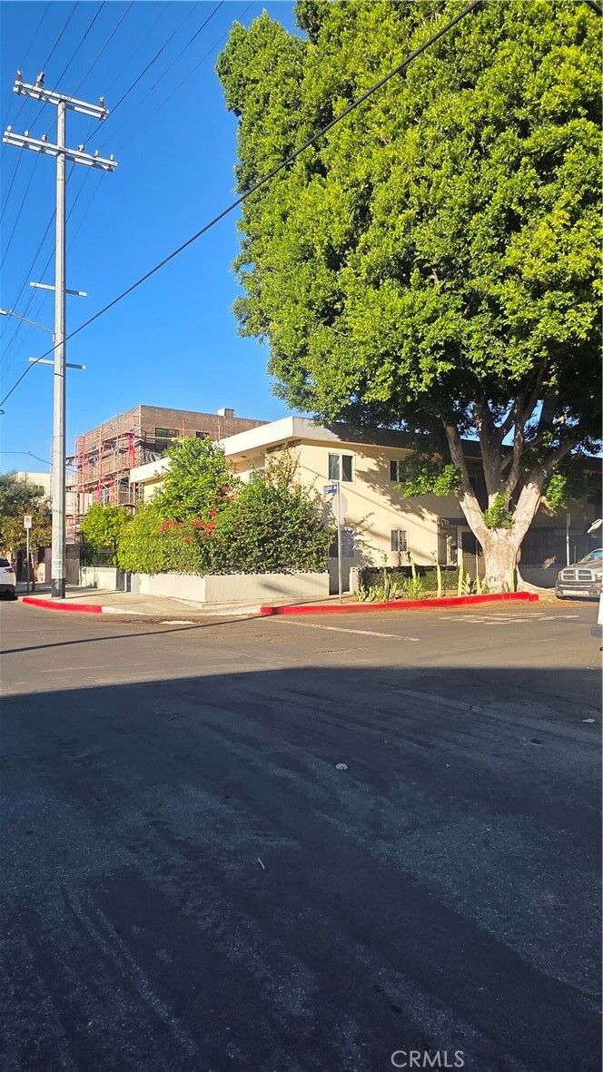 Property Photo:  6904 Radford 7  CA 91605 