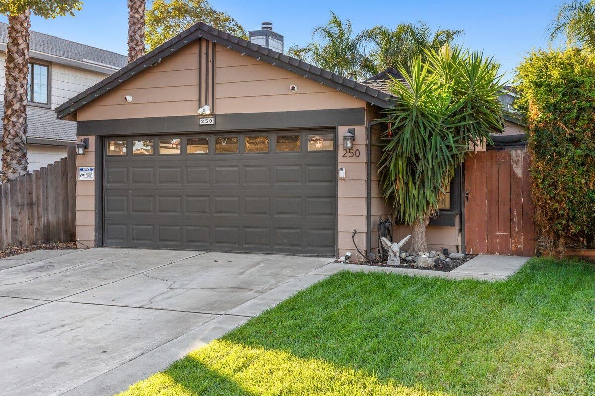 Property Photo: 250 Hawthorne Drive CA 95376