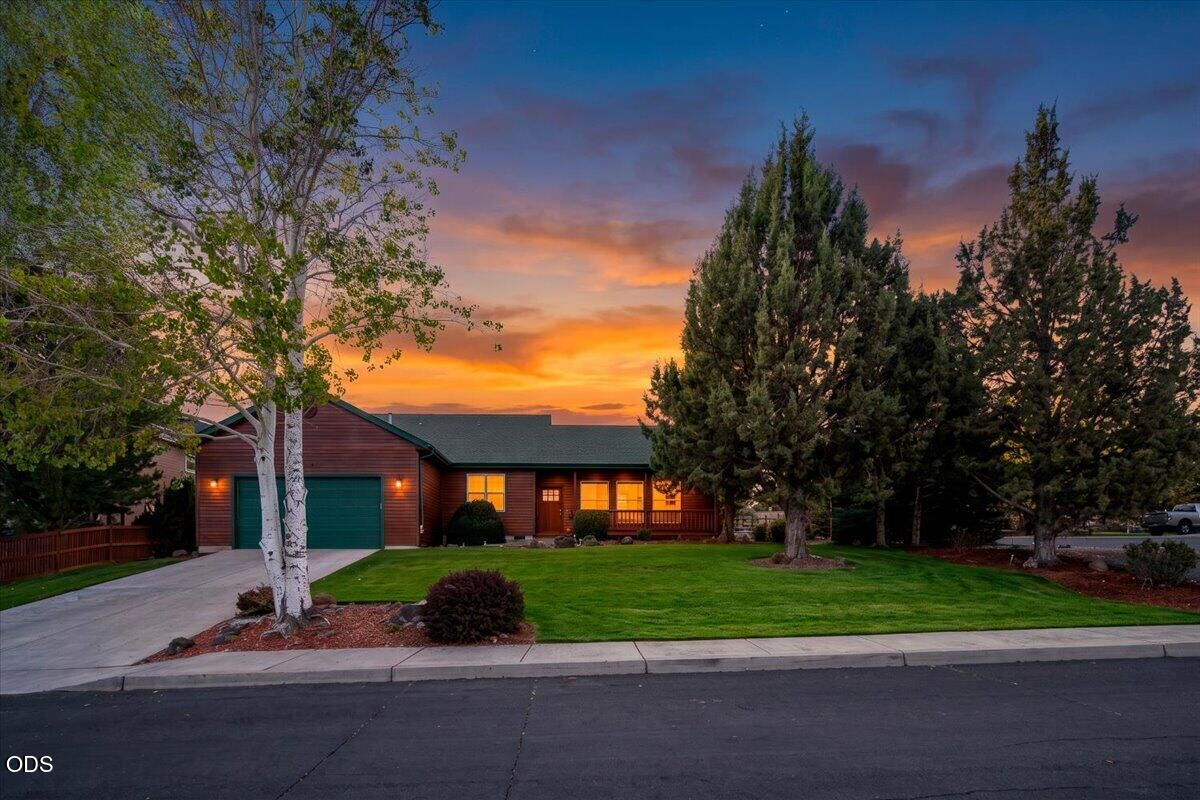 Property Photo: 3560 SW Hillcrest Court OR 97756